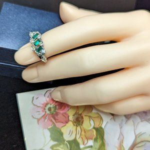 AVON COLLECTIBLE RING EMERALD CZ SIZE 5 SILVER ANTIQUE PAST PRESENT FUTURE